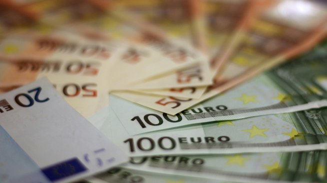 Защо сезонното поскъпване на еврото през декември тази година може да е в риск