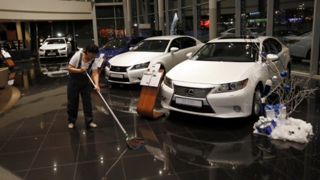 Продажбите на нови автомобили в Русия почти спряха