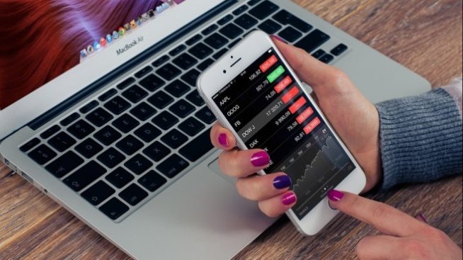 Данъчни служители извършват нелегално счетоводни услуги, твърди експерт