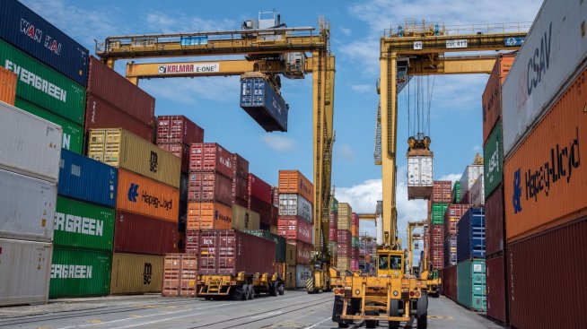 Търговският дефицит на САЩ се е свил за четвърти пореден месец през юли