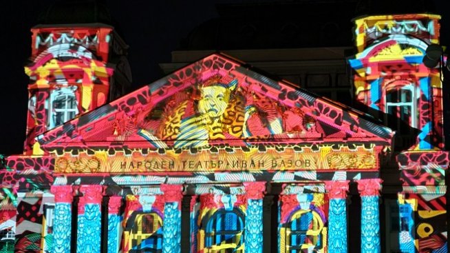 Визуално изкуството на артисти от 6 страни преобразява нощна София