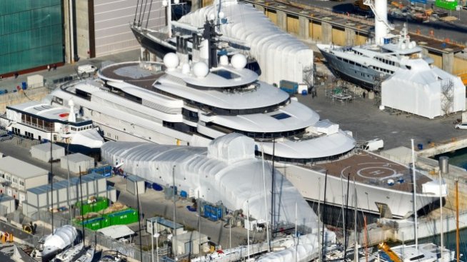 Италия конфискува суперяхта, за която се предполага, че принадлежи на Путин