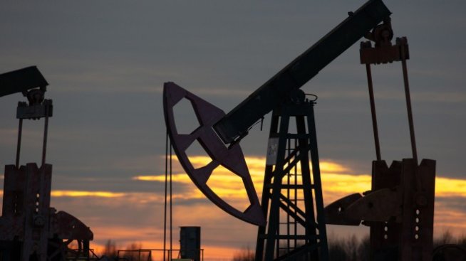 Добивът на ОПЕК+ изостава с над 560 млн. барела от договорените количества