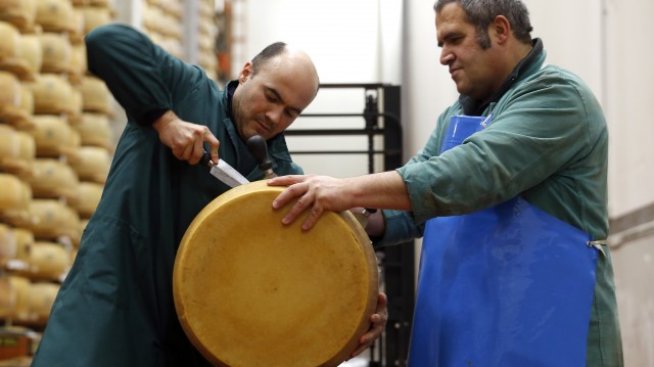 Защо производителите на сиренето пармезан в Италия бият тревога
