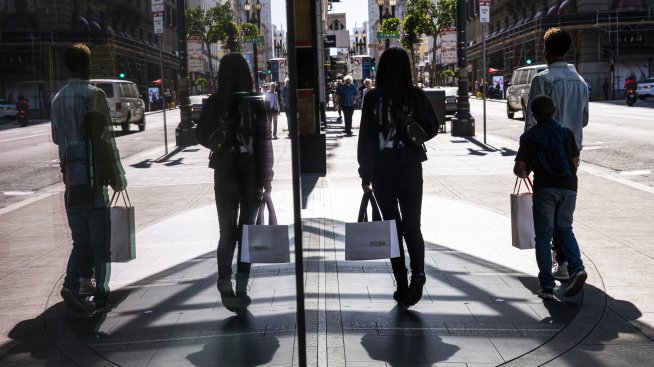 Потребителските настроения в САЩ се понижават до близо 3-годишно дъно заради митата