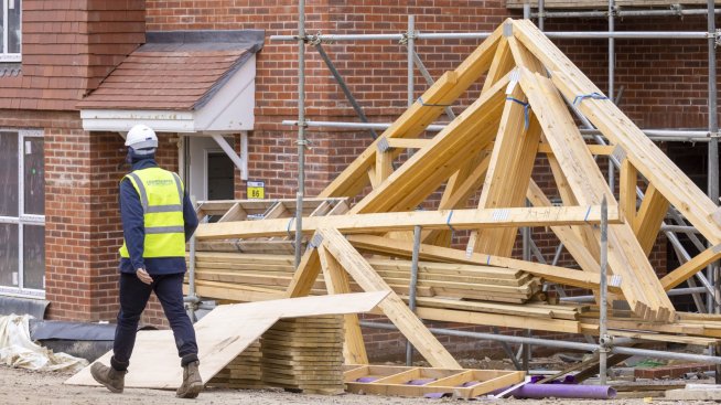 Офертните цени на жилищата във Великобритания отбелязаха най-големия си спад от над две години
