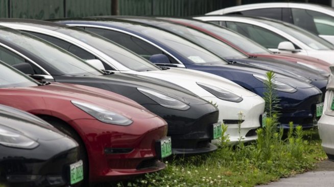 Tesla е изнесла едва 60 коли от Китай през март заради силното местно търсене