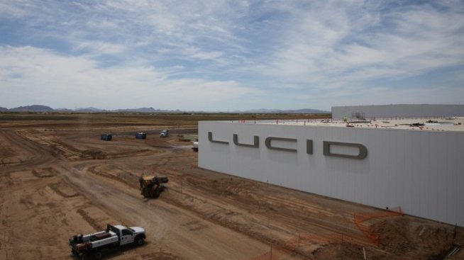 Саудитският суверенен фонд преговаря с Lucid за изграждане на завод в кралството