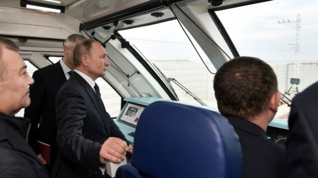 Путин пусна тържествено и жп транспорта по моста до Крим