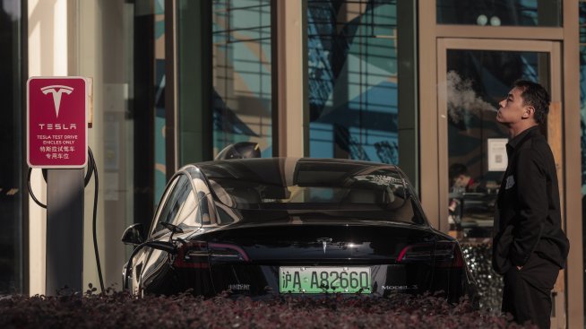Завист заради отстъпката? Намалените цени на Tesla разгневиха китайци