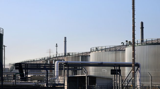 Петролът поевтинява насред опасения от влошаване на пандемичната обстановка*