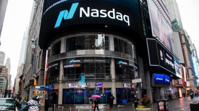 Dow изгуби 700 пункта, падайки до най-ниското ниво от над година