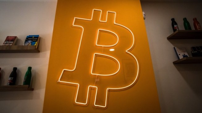 Цената на биткойна отново пое надолу към прага от 20 хил. долара