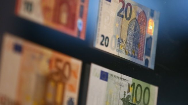 Еврото успя да ограничи загубите си спрямо долара