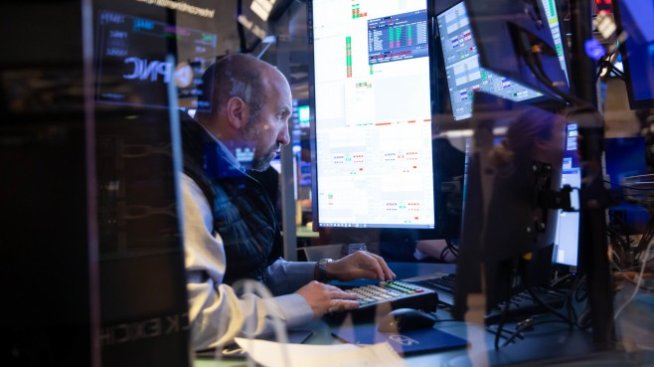 Wall Street не успява да задържи предходните ръстове и отново е на червено*
