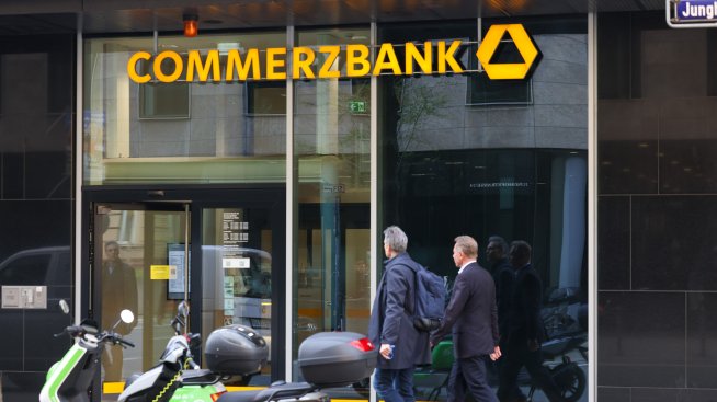 UniCredit е напът да придобие контрол над Commerzbank с дял от над 47%