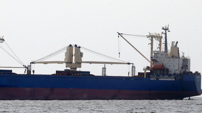 Йеменски бунтовници хуси са отвлекли товарен кораб с българи на борда в Червено море