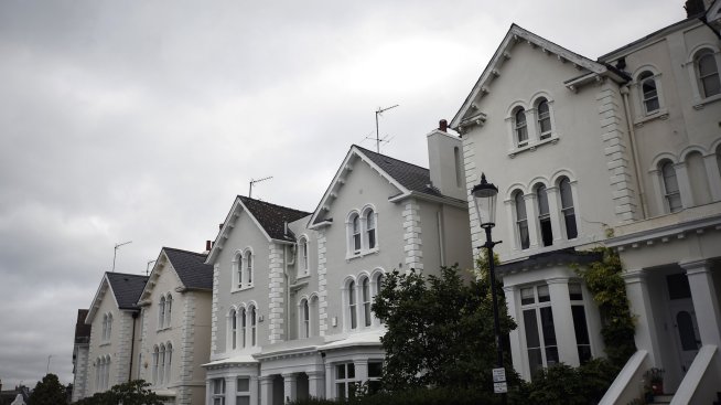 Британските банки ограничават ипотечните кредити заради волатилните пазари