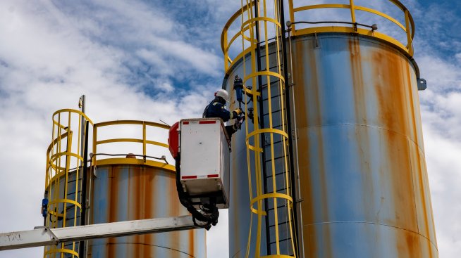 Петролът поевтинява в очакване на търговските преговори между САЩ и Китай*