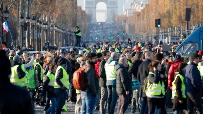 Френският президент отмени повишаването на акциза върху горивата
