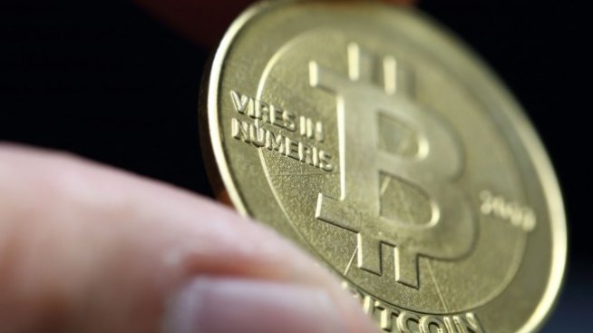 Цената на биткойна падна отново под 30 хил. долара 