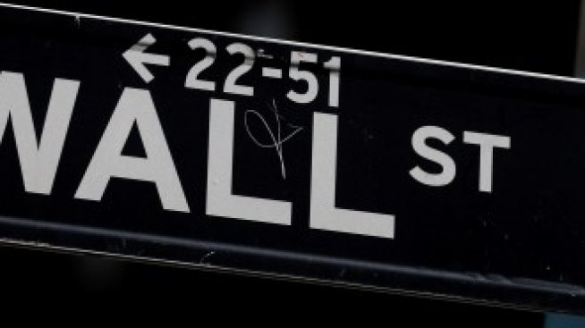 И трите водещи индекса на Wall Street започват седмицата надолу с над 2,5%*