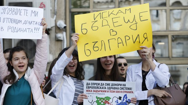 С Бюджет 2026 младите лекари ще получават минимум по 1860 евро от догодина