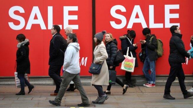 По-евтините дрехи и скъпият петрол задържаха британската инфлация без промяна