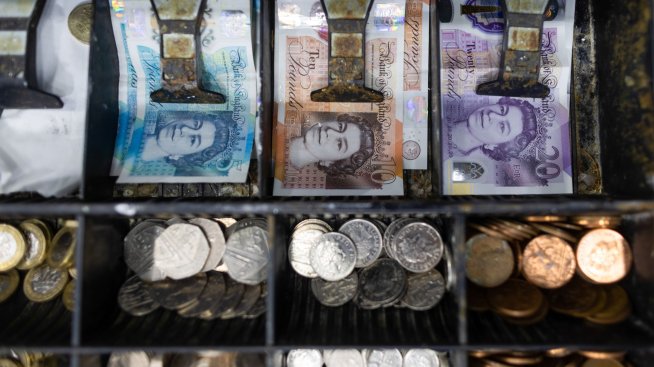 Британската лира временно поевтиня до рекордно дъно спрямо долара