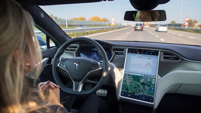 Нидерландия одобри употребата на системата за подпомагане на водача на Tesla
