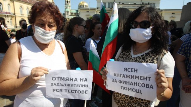 Туроператори и екскурзоводи се събраха на митинг пред НС