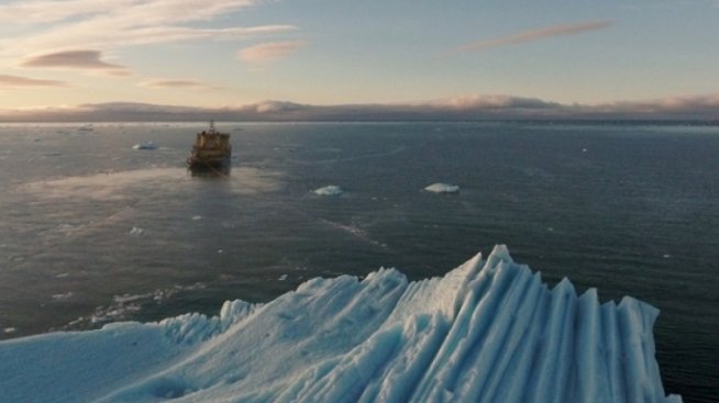 Уникален ледоразбивач на "Роснефт" пострада при пожар във Владивосток