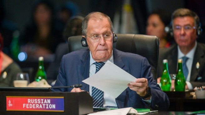 Сергей Лавров пристигна в Скопие, прелитайки над Гърция, не над България