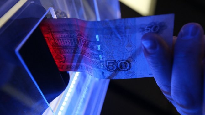 Русия връща частично капиталовия контрол в опит да удържи курса на рублата