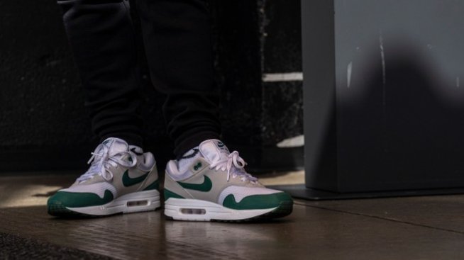 Приходите на Nike растат, докато тя се бори с проблемите с доставките