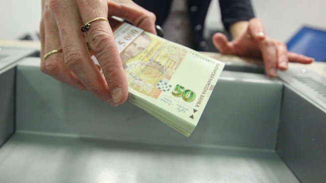 Експерти: Средната работна заплата в България ще расте с по-умерени темпове през 2024 г.