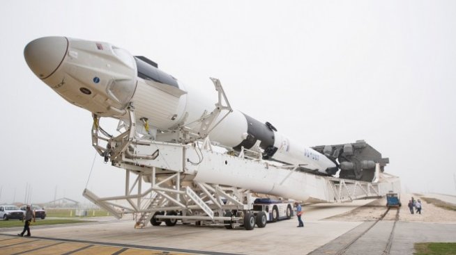 SpaceX отново отложи пускането на сателитите си