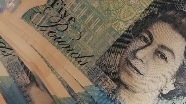 Паундът поевтиня до 4-месечно дъно след провала на преговорите около Brexit