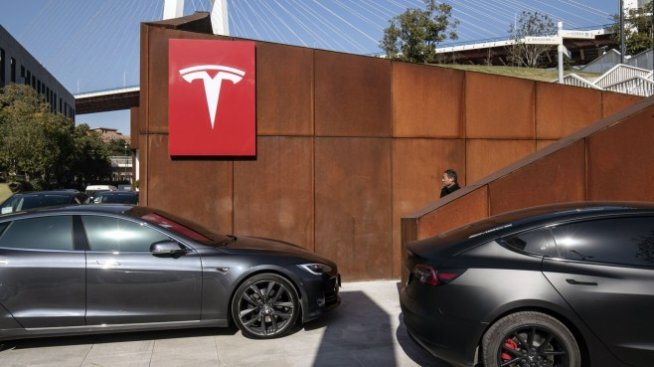 Акциите на Tesla паднаха под цената им на влизане в S&P 500