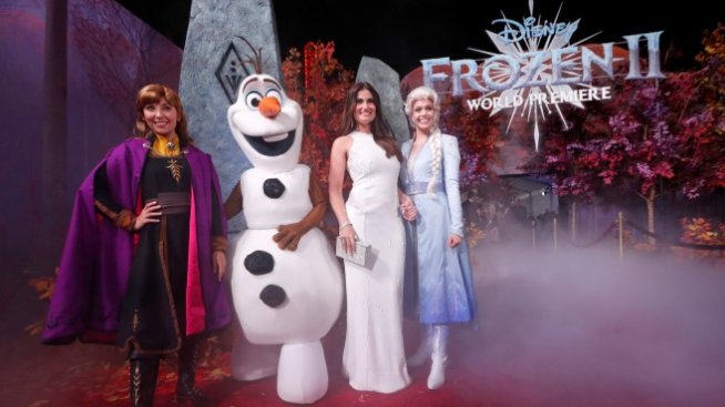 „Замръзналото кралство 2“ поведе боксофис класацията отвъд Океана