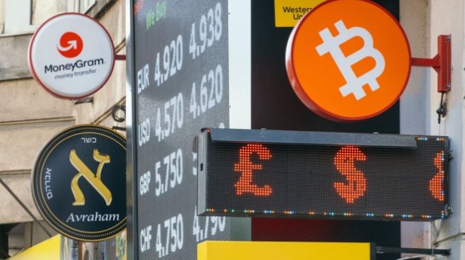 Пазарната капитализация на криптопазара спадна под 1 трлн. долара