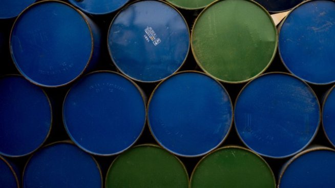 Опасенията за предлагането тласнаха цените на петрола над 120 долара за барел*