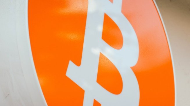 Цената на биткойна продължава пътя си надолу до под 23 хил. долара