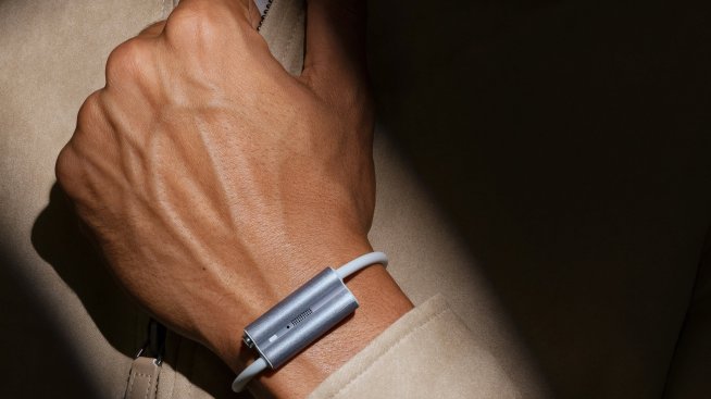 Създателите на Fitbit пускат носимо устройство без екран в помощ на възрастните хора