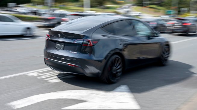 Tesla планира да започне превози с автономни коли през юни