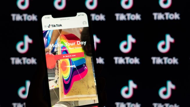 ЕК забранява на служителите си да ползват TikTok на служебните си смартфони