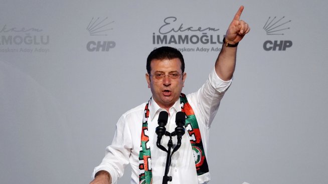 Екрем Имамоглу и двама районни кметове на Истанбул са официално отстранени от постовете си