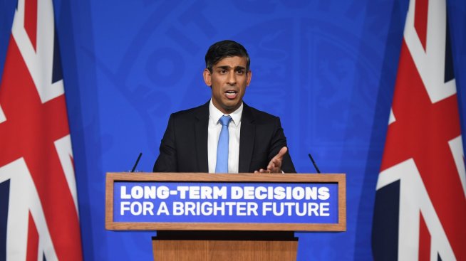 Британският премиер очаквано отложи забраната за продажба на конвенционални коли