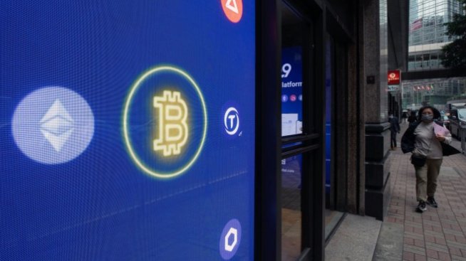 Цената на биткойна спадна под 30 хил. долара за първи път от юли