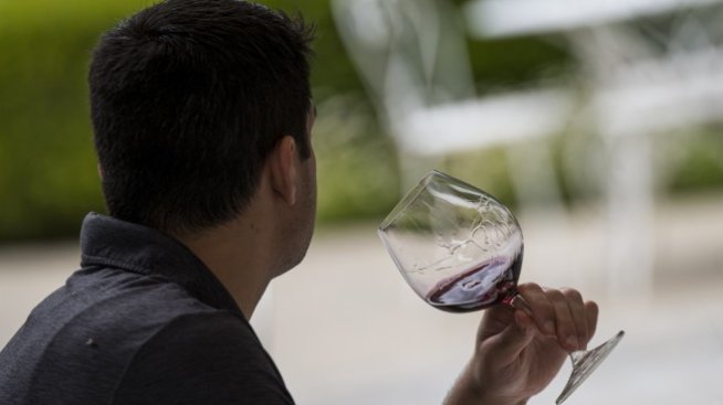 Инвеститорите в акции трябва да вдигнат наздравица за ниските лихви